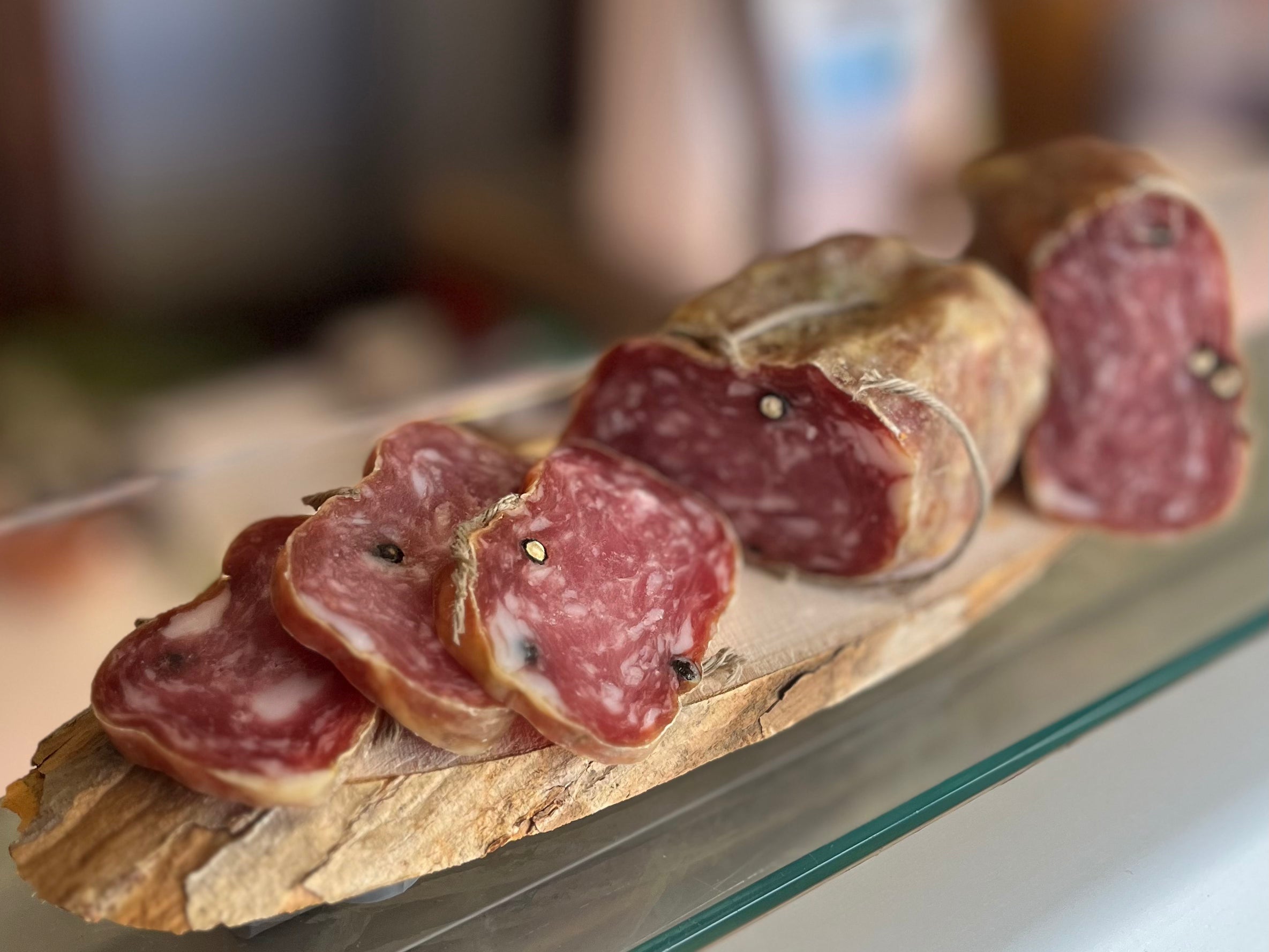 Soppressata bianca con pepe nero in grani