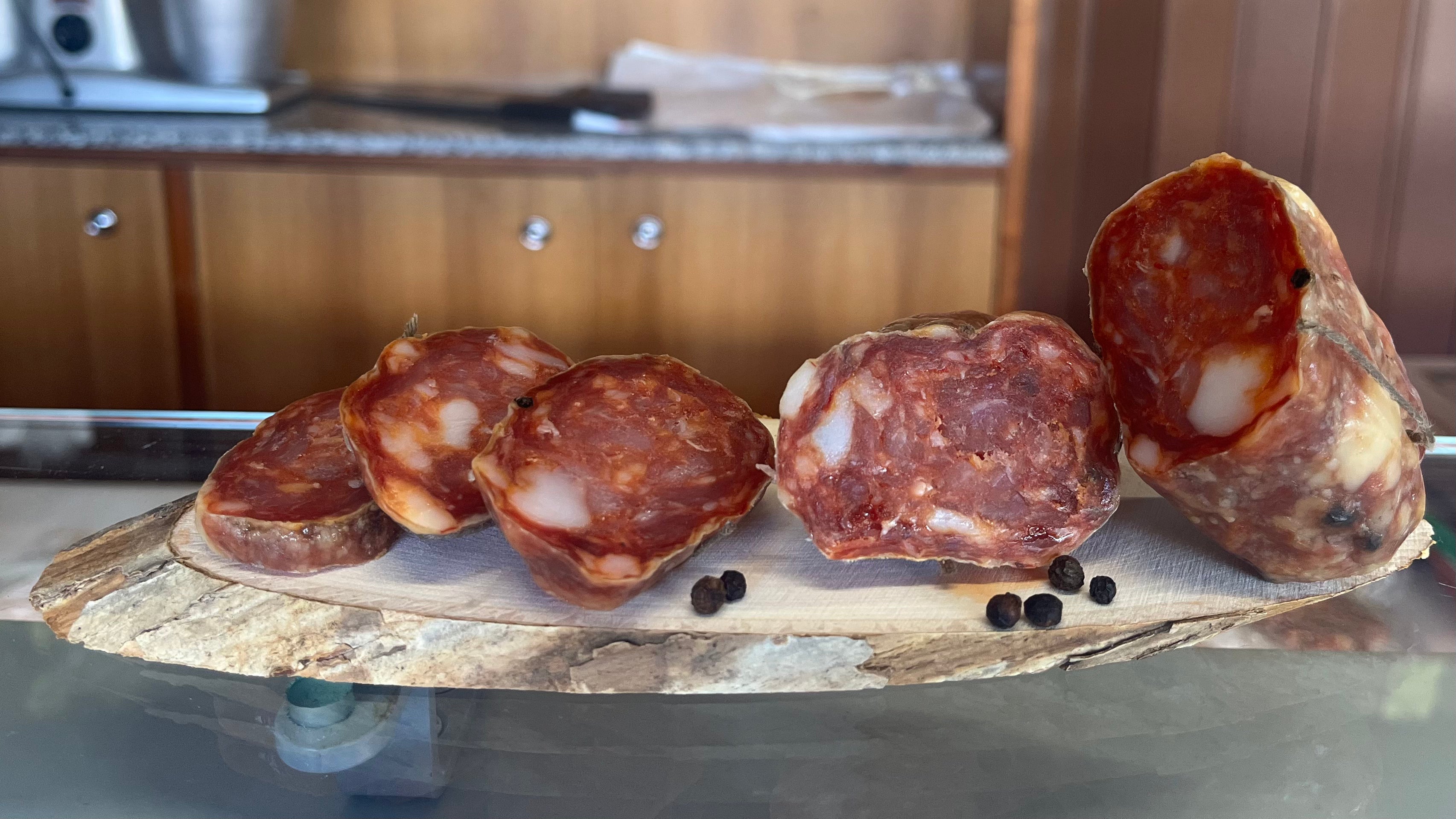 Soppressata dolce rossa con pepe nero in grani