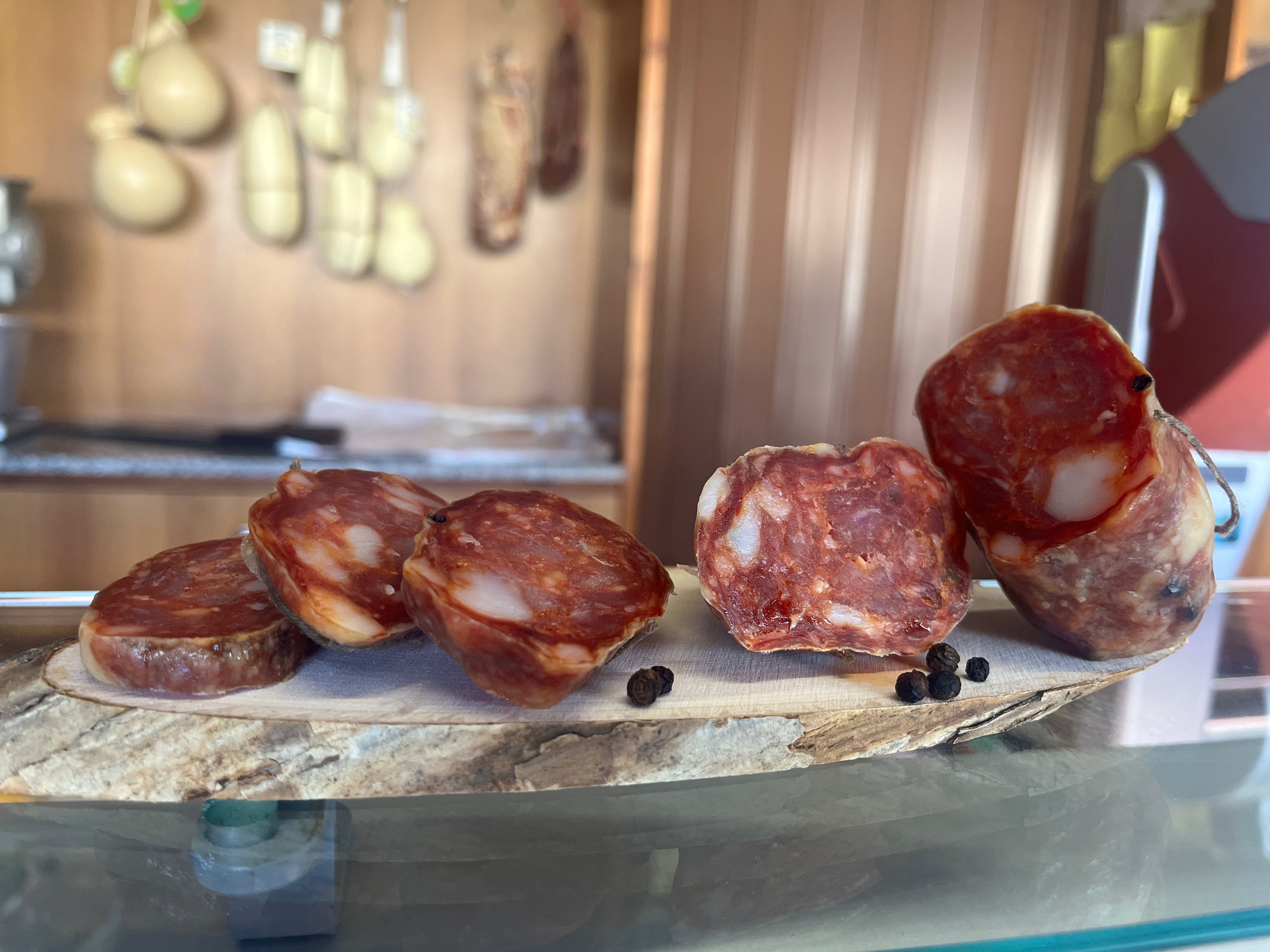 Soppressata dolce rossa con pepe nero in grani