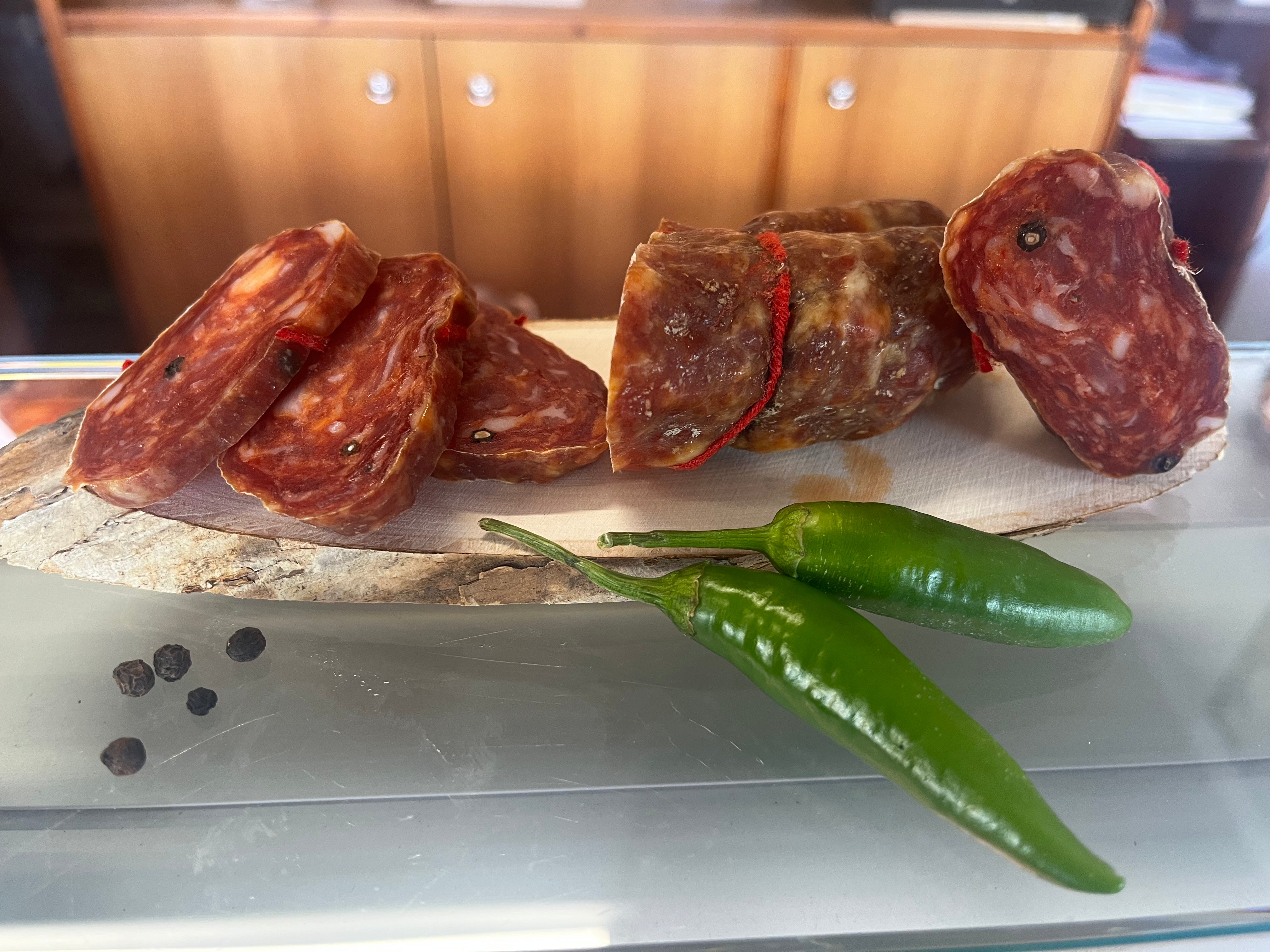 Soppressata piccante con pepe nero in grani