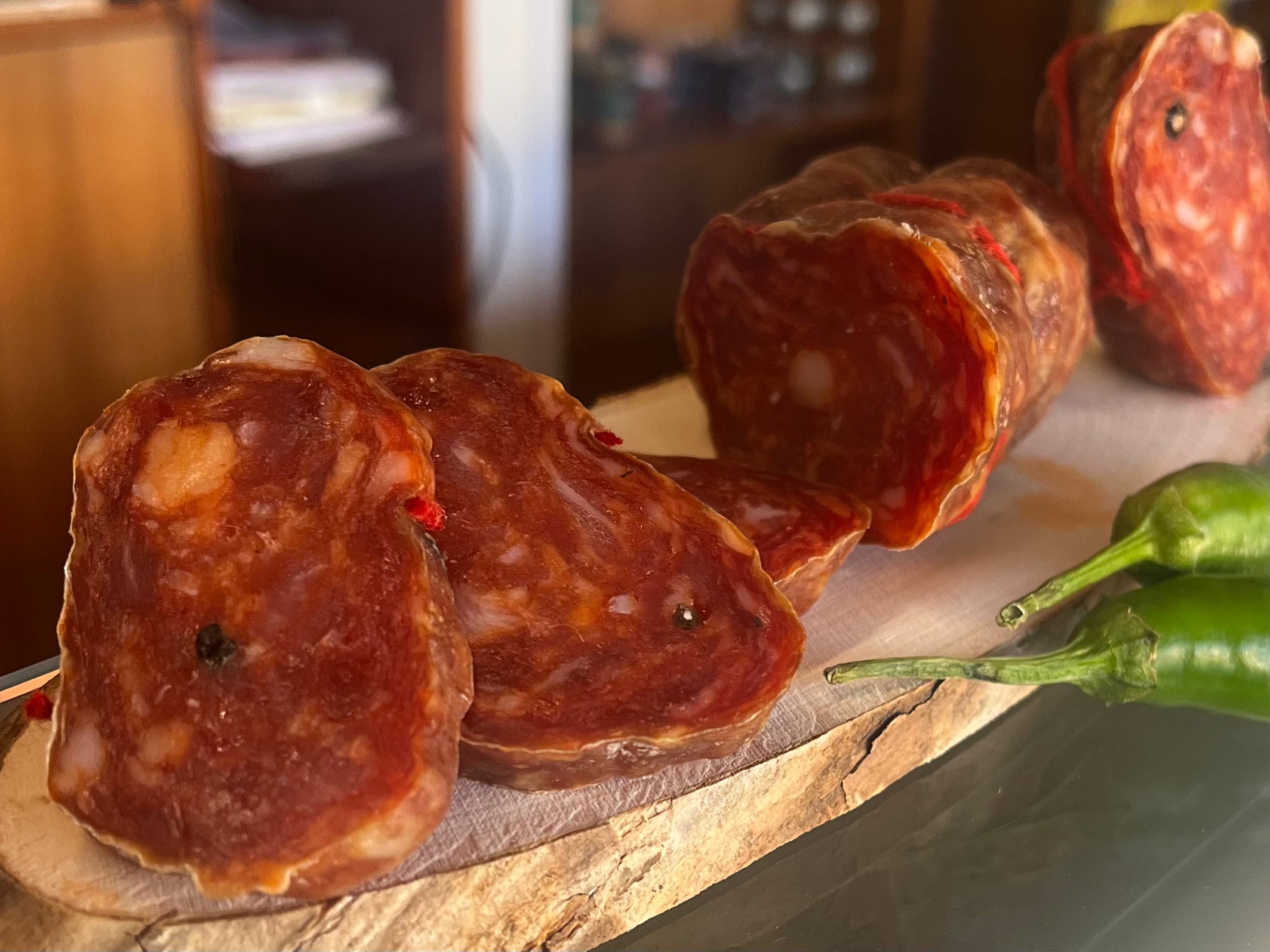 Soppressata piccante con pepe nero in grani