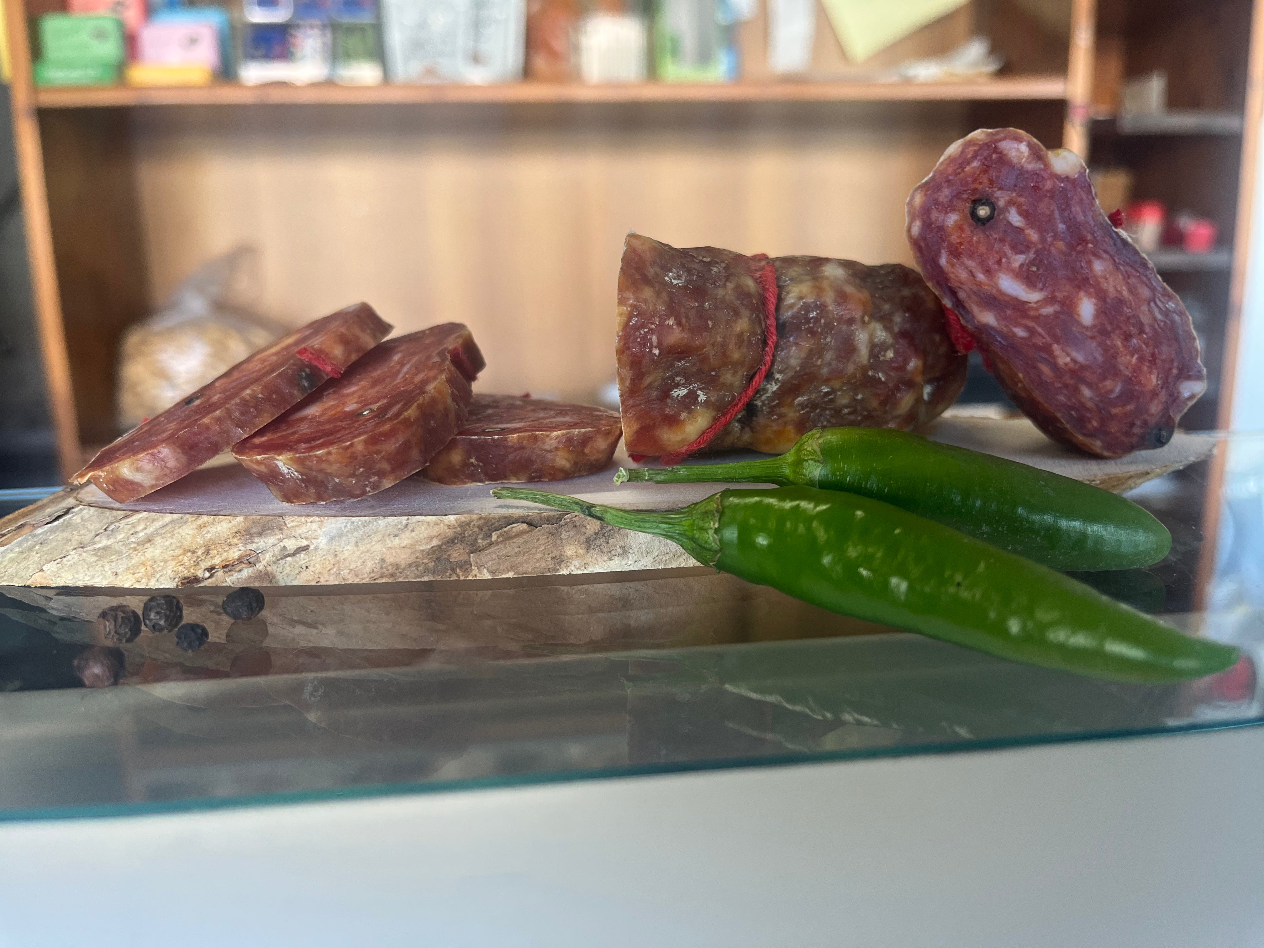 Soppressata piccante con pepe nero in grani