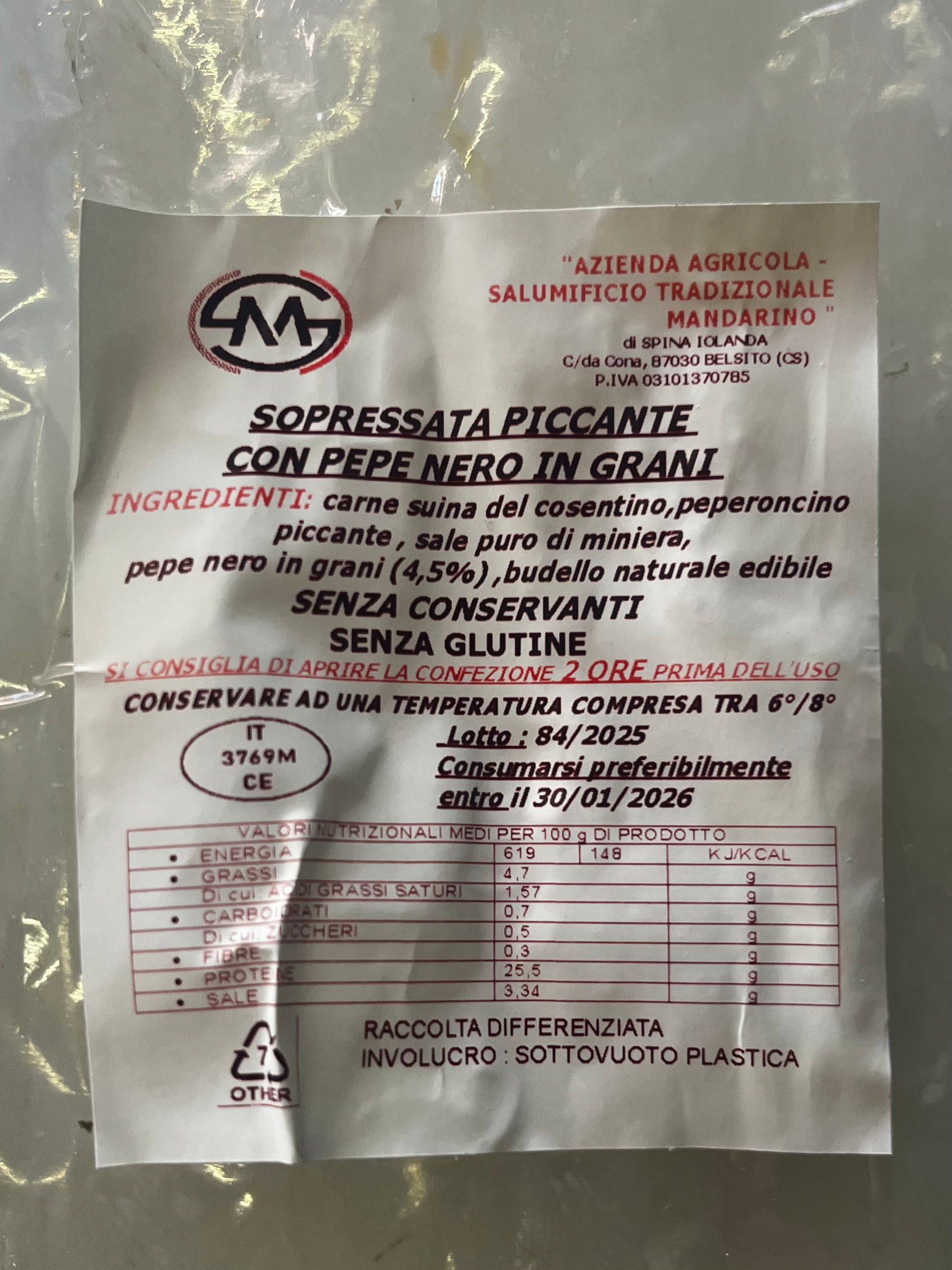 Soppressata piccante con pepe nero in grani
